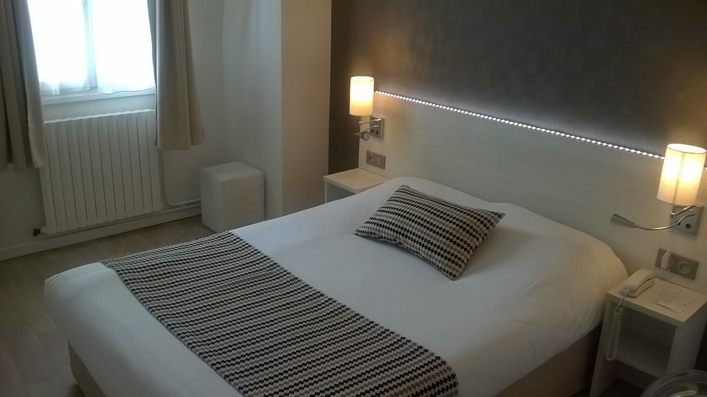 Contact Hotel Du Cerf Château-Gontier Habitación foto