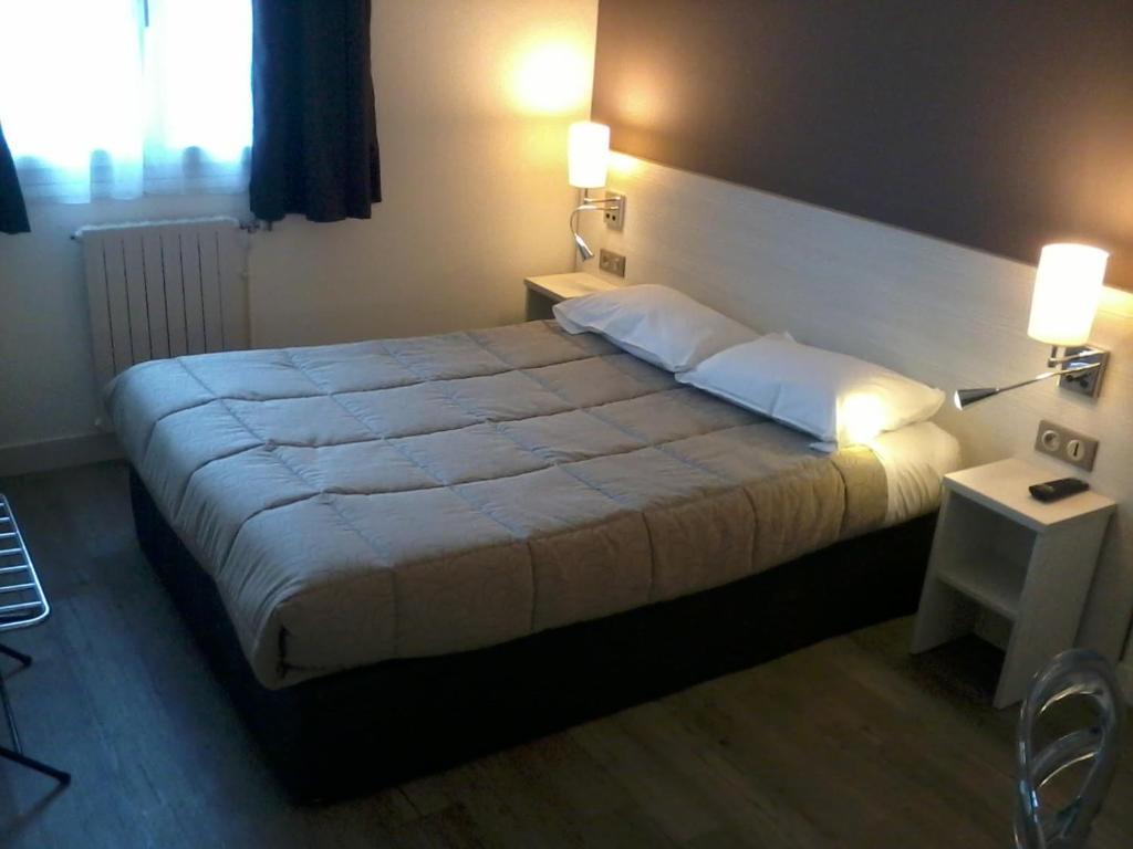 Contact Hotel Du Cerf Château-Gontier Habitación foto