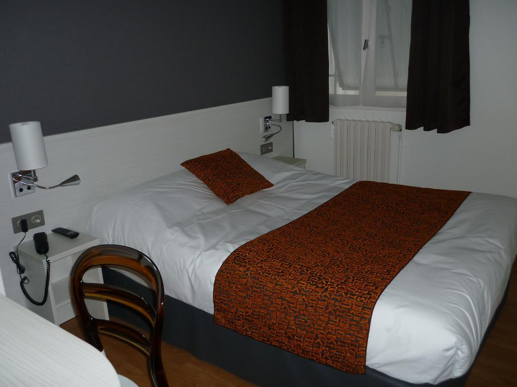 Contact Hotel Du Cerf Château-Gontier Habitación foto