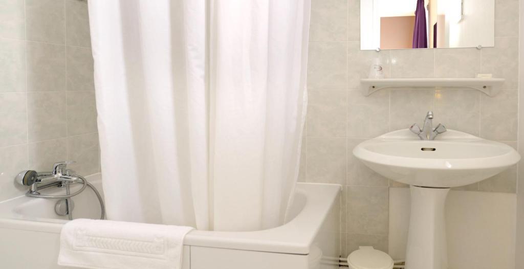 Contact Hotel Du Cerf Château-Gontier Habitación foto