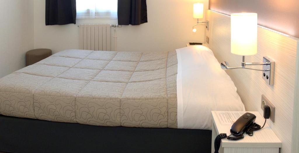 Contact Hotel Du Cerf Château-Gontier Habitación foto